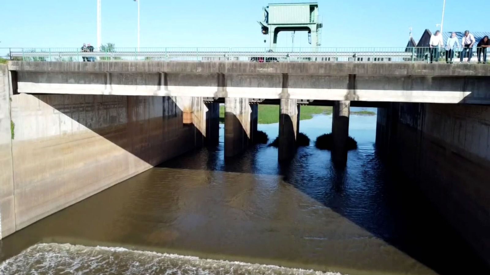 Río Negro: la APA concluyó una primera etapa de las tareas de mantenimiento de la obra de control