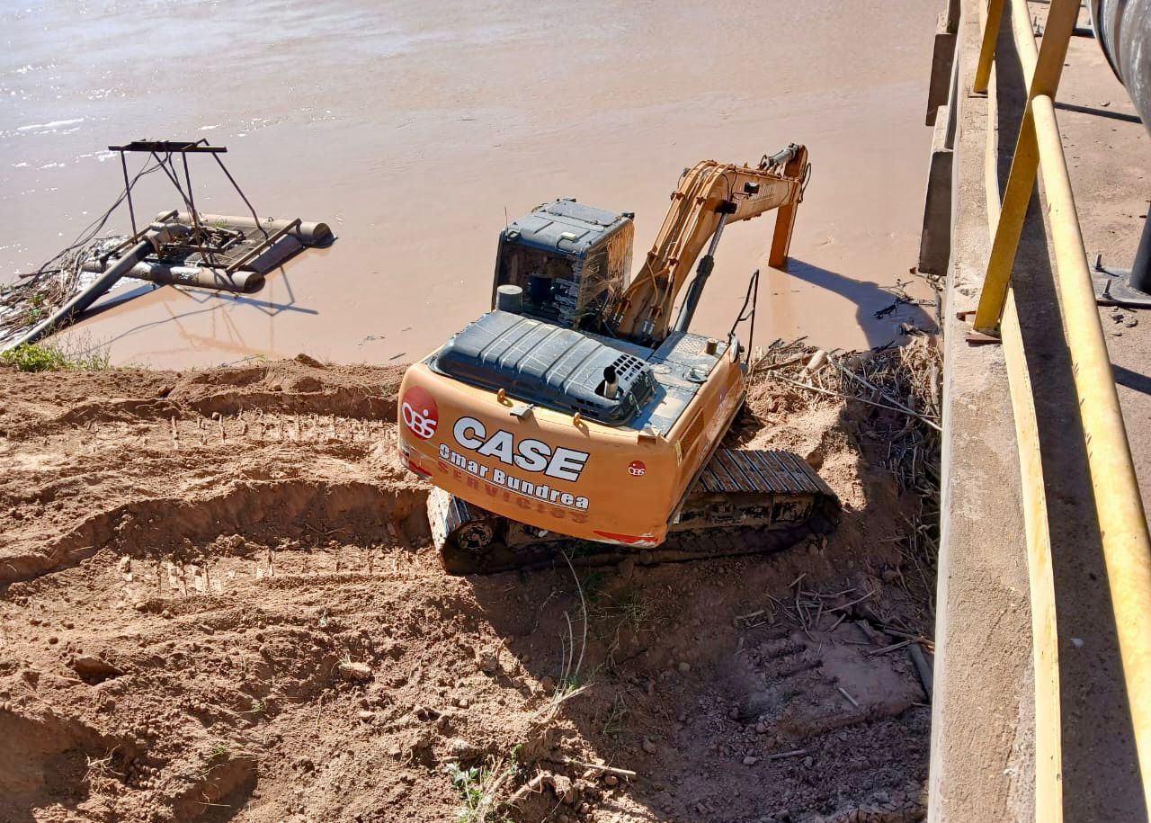 Optimizando el servicio: SAMEEP realizó la limpieza de toma de agua cruda del Río Bermejo y de presedimentadores en Presidencia Roca