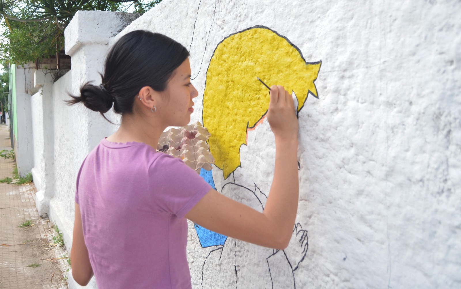 Empleado municipal y su hija intervienen las paredes del cementerio