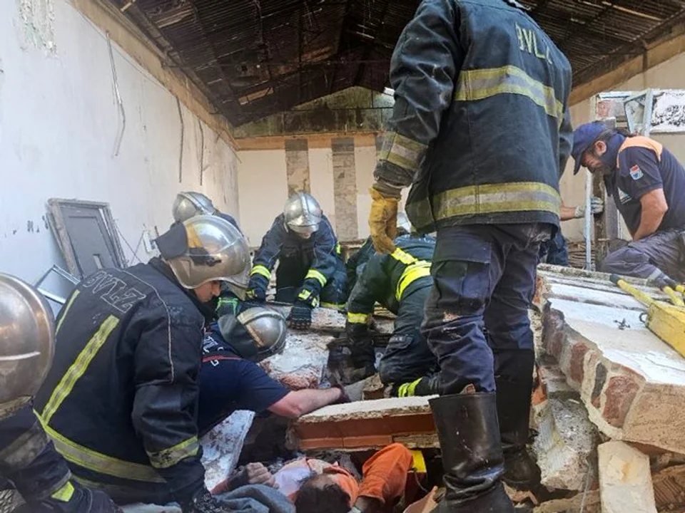 Derrumbe en Temperley: rescataron a un hombre que quedó atrapado entre los escombros