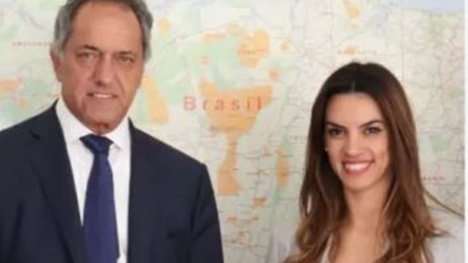 Scioli echó a la subsecretaria de Turismo por tomarse vacaciones en Europa