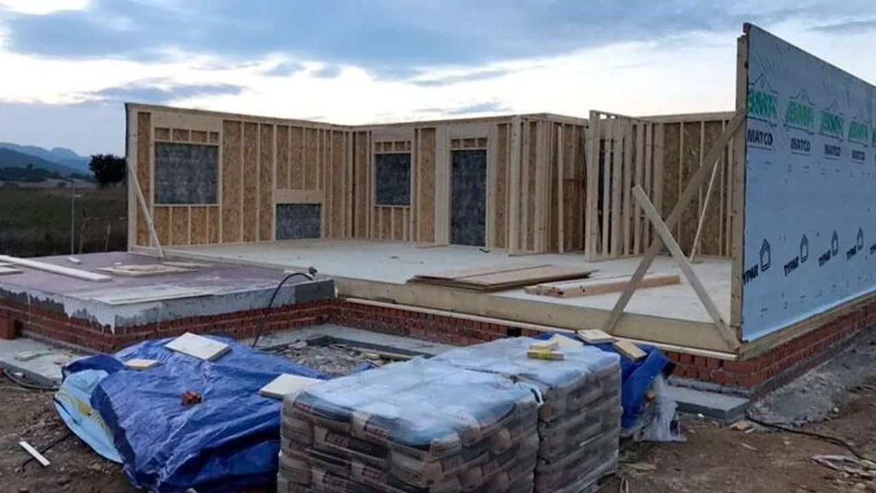 Buscan a más damnificados de la empresa familiar que cometía estafas con la venta de casas prefabricadas