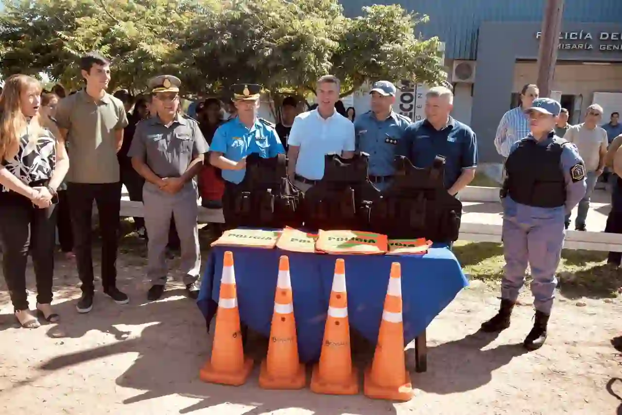 Vedia: el gobernador Zdero entregó móviles policiales, equipamiento de seguridad y títulos de tierras