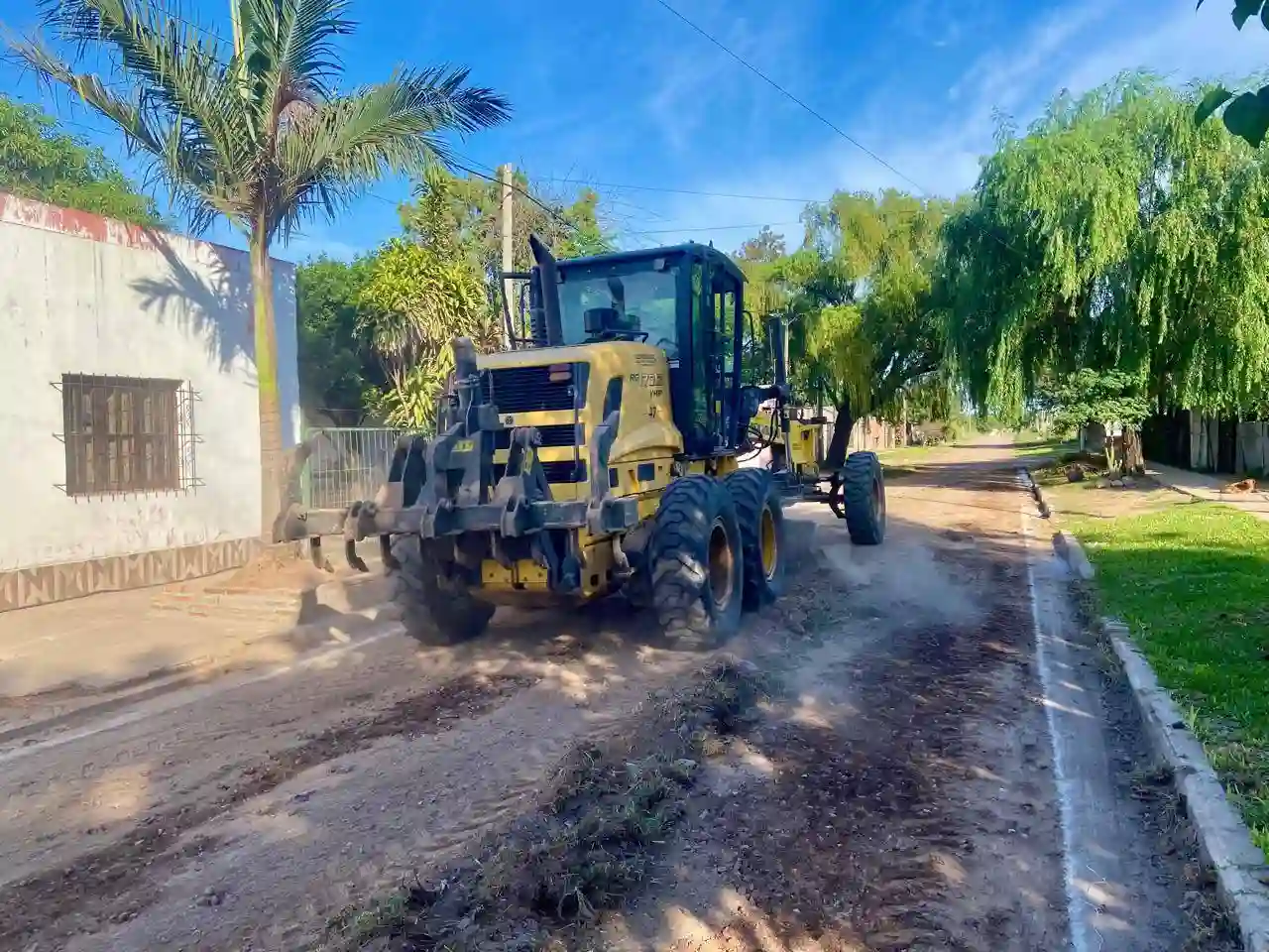 Fontana: Continúan los trabajos de perfilado y arreglo de calles en los barrios de nuestra ciudad 