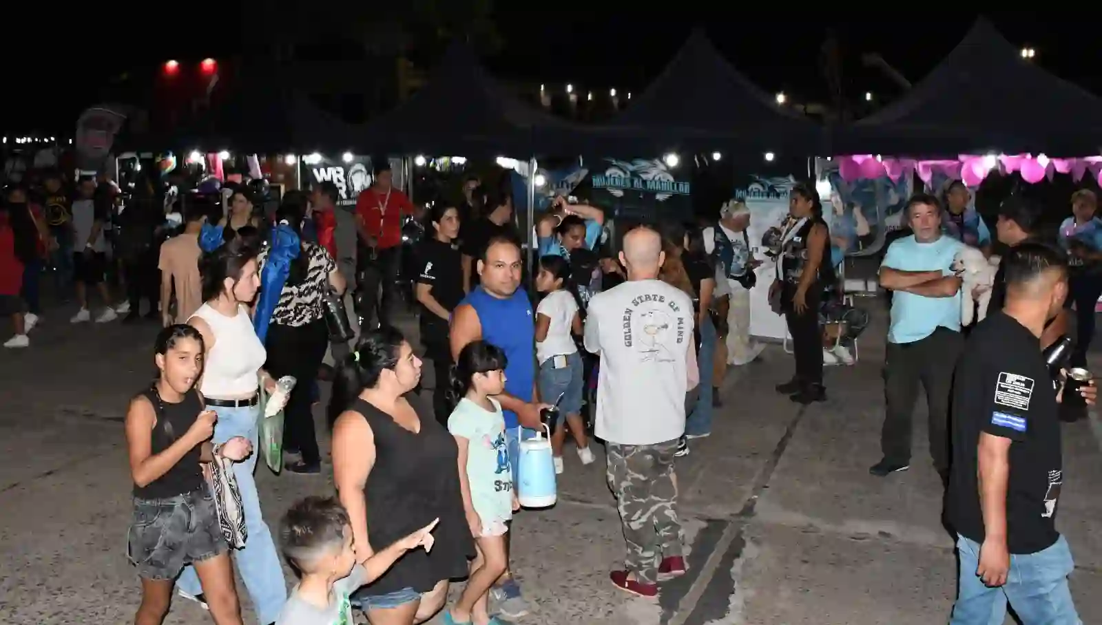 La Expo Moto Fem reunió a numerosas motoviajeras en el playón del Domo