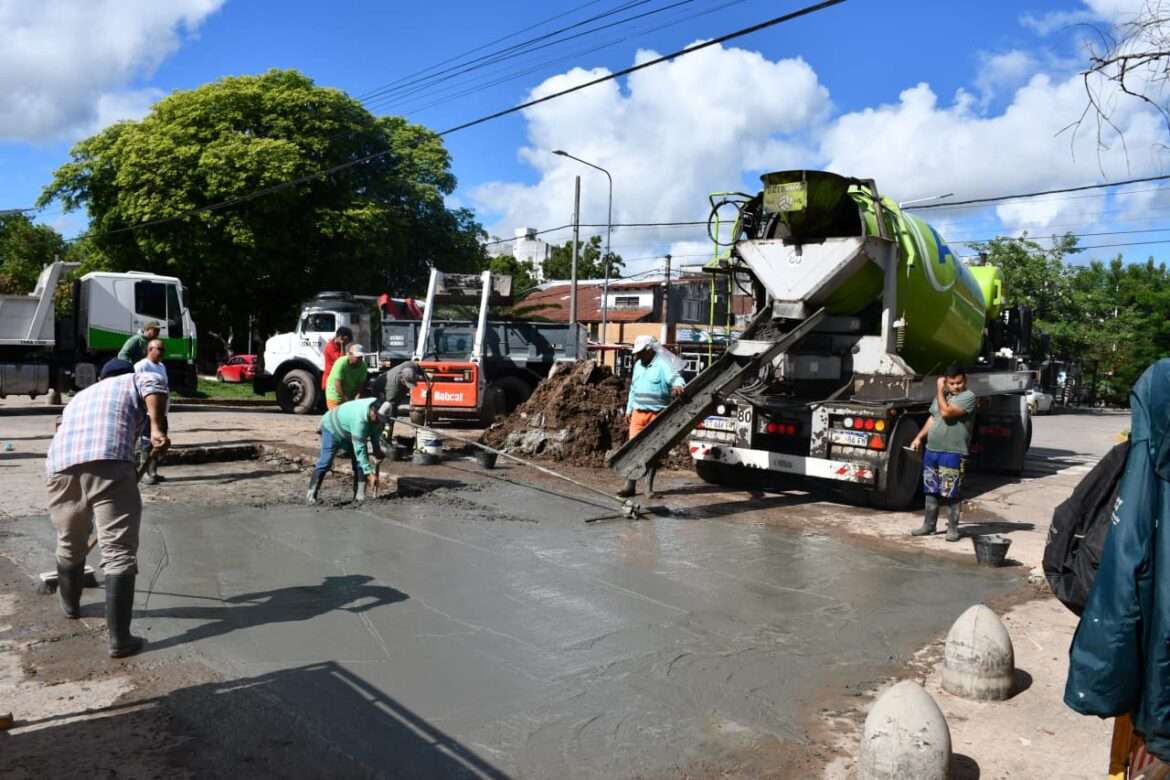 Reparan un sector del pavimento de Lavalle al 700 donde socavó un desagüe pluvial