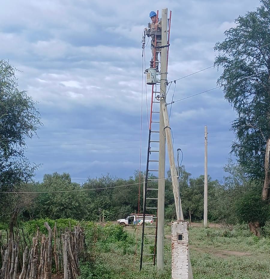 Secheep intensifica trabajos para restablecer el servicio eléctrico tras un tornado en Colonia Popular y Laguna Blanca.