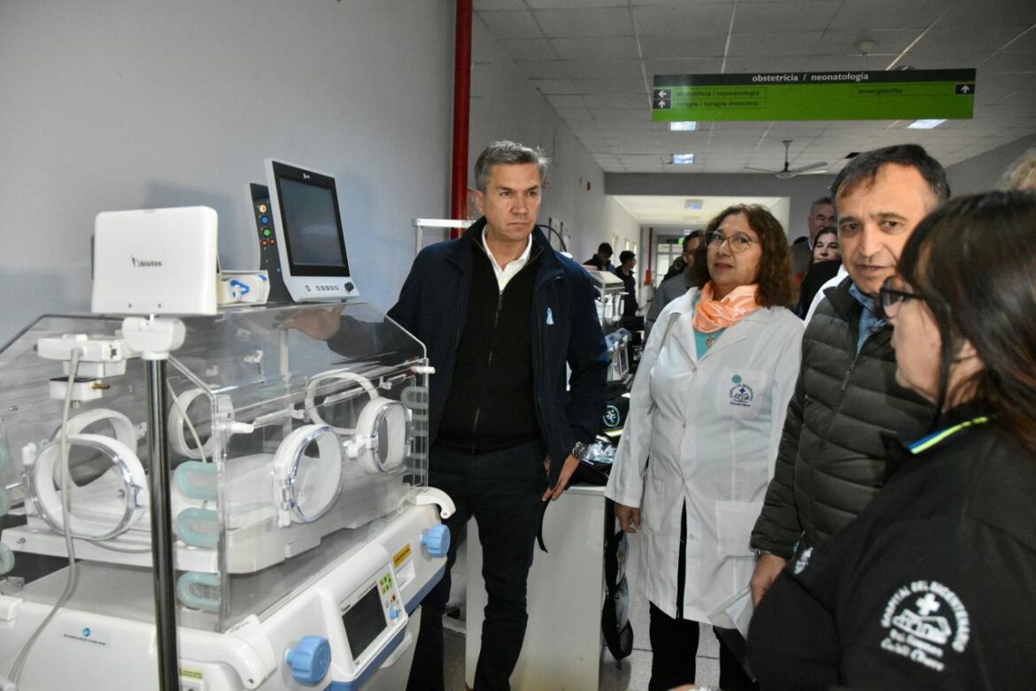 Castelli: el gobernador Zdero entregó equipamientos de alta complejidad para el Hospital del Bicentenario