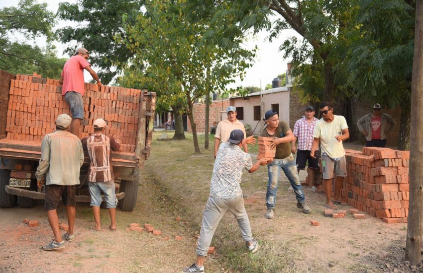 Margarita Belén: se construye dos mil metros de vereda con ladrillos fabricados por mano de obra local