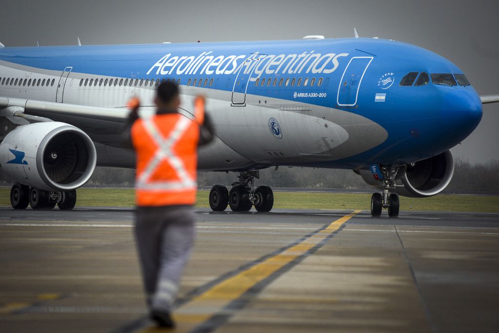 Pasajeros de un vuelo de Aerolíneas Argentinas denunciaron que les robaron dinero durante el viaje
