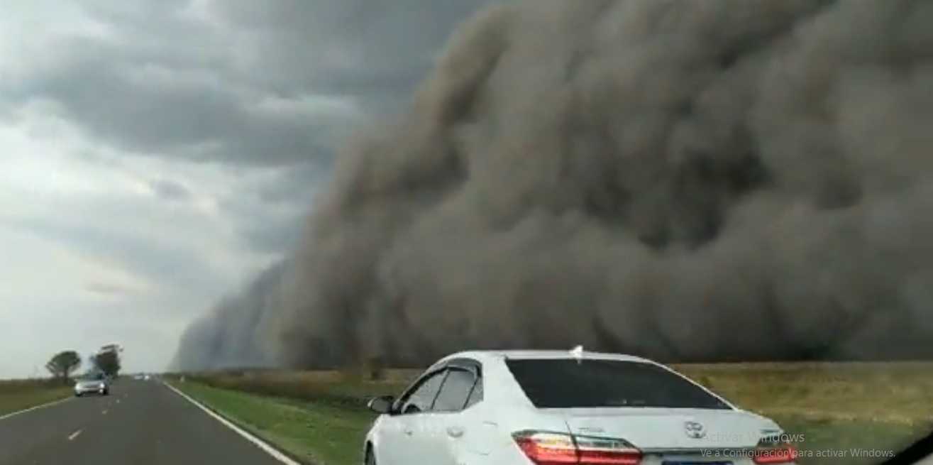 Llegó la tormenta, pero el viento generó una inmensa pared de cenizas en zonas afectadas por el fuego
