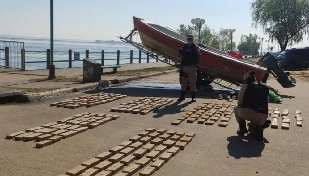 Detuvieron a un narco cuando descargaba 180 kilos de marihuana deuna embarcación