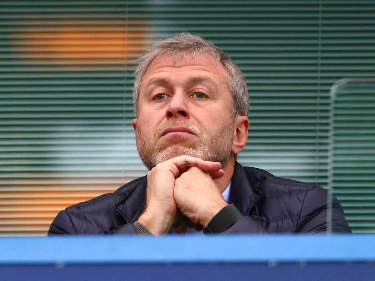 El Gobierno británico congela activos del dueño ruso de Chelsea y suspende la venta del club