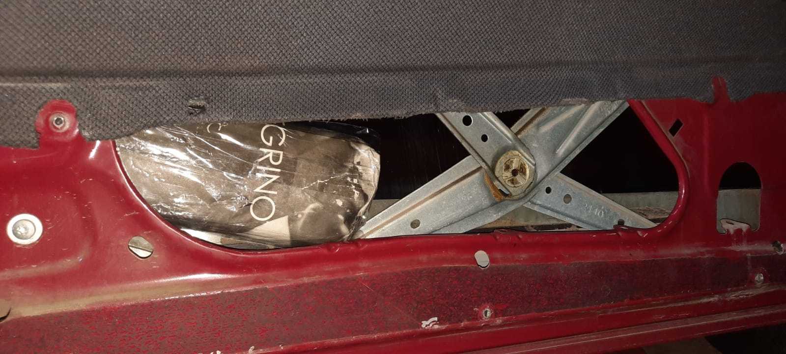 Ocultaba 20 kilos de hojas de coca en los paneles y asientos del vehículo