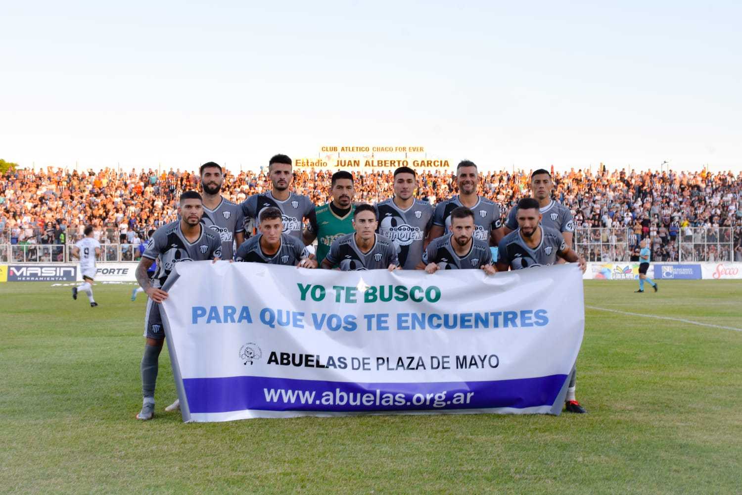 El plantel de For Ever con bandera de Abuelas de Plaza de Mayo y reconocimiento a exjugador víctima del Terrorismo de Estado