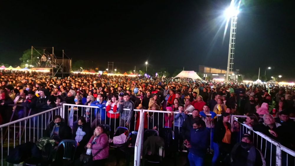 Resistencia defendió la Patria con gran homenaje a la gesta de Malvinas con multitudinario acompañamiento de los vecinos