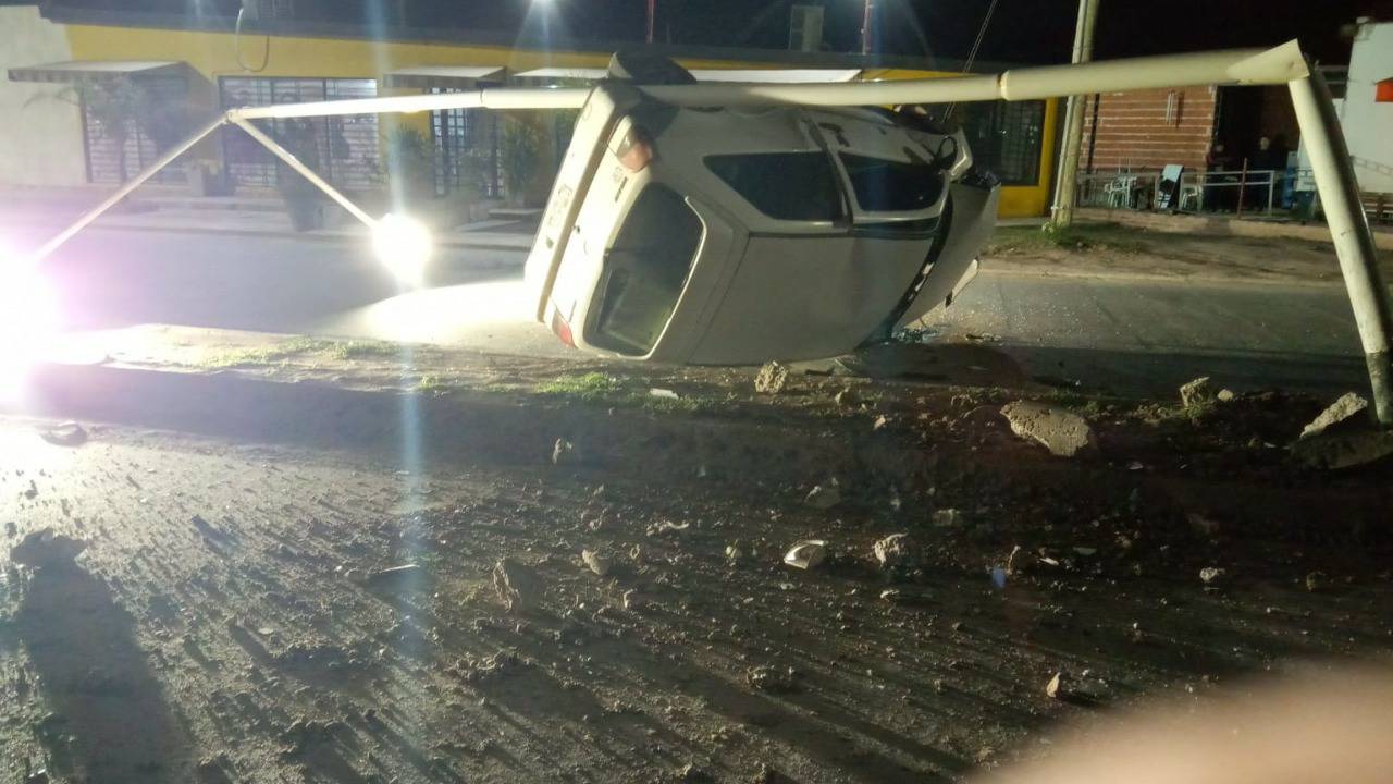 Chocó contra una jirafa de alumbrado público en Av. 25 de Mayo, volcó y dijo a que perdió el control de su auto￼