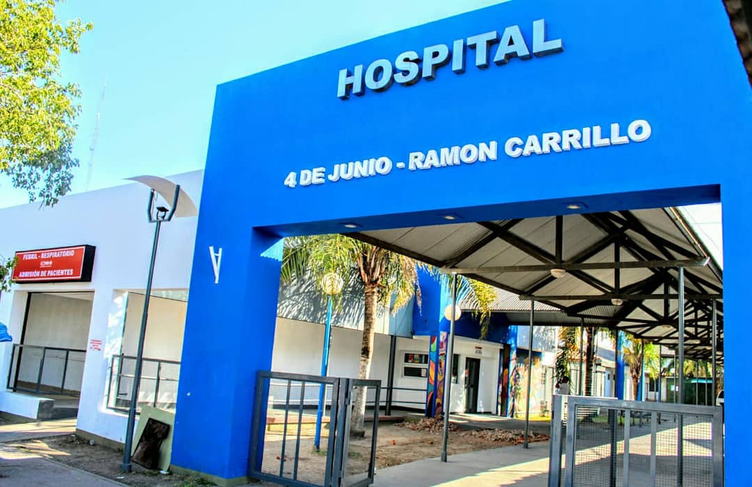 Un impactante choque entre una camioneta y una moto dejó a una mujer herida y a su hija de 14 años en grave estado
