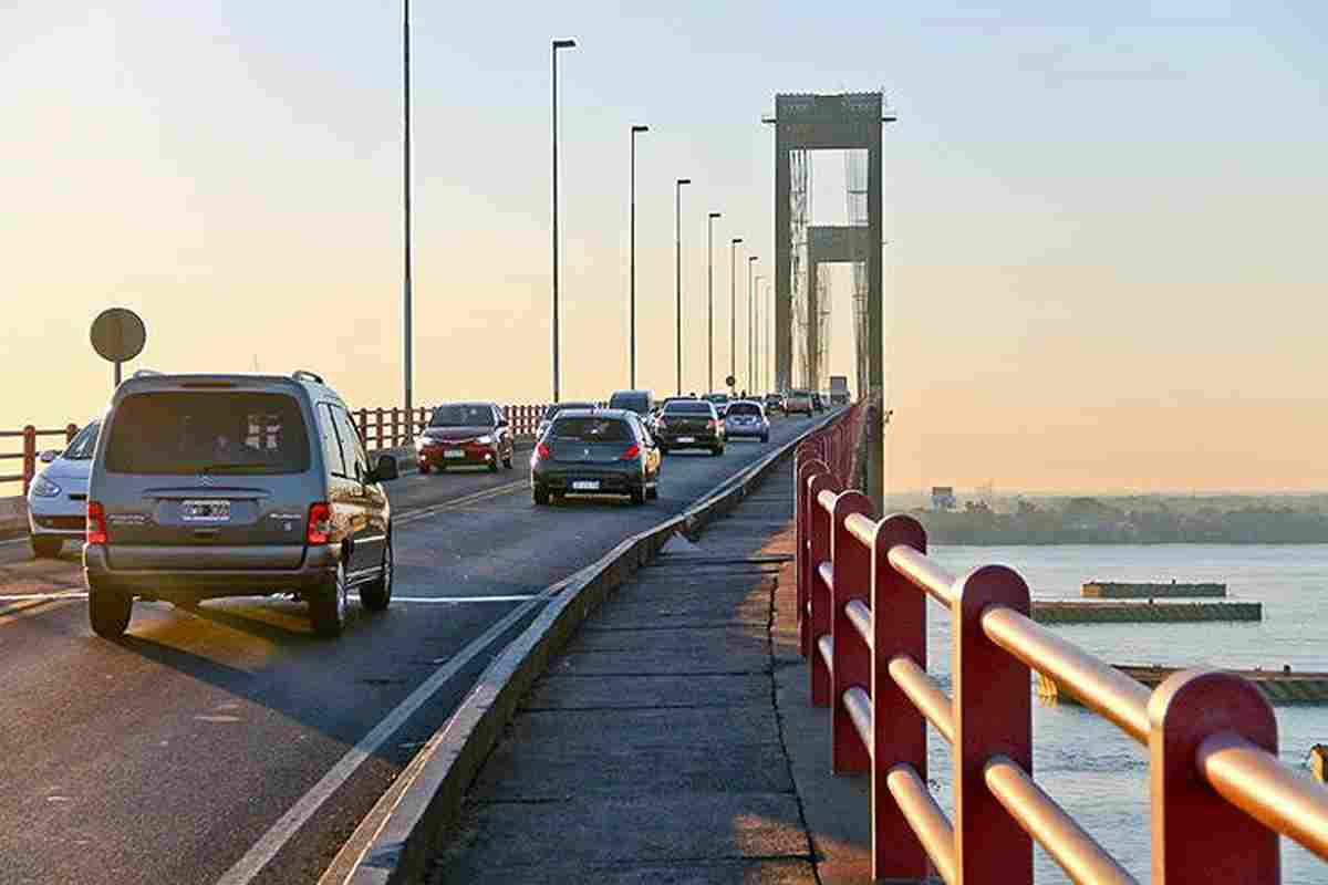 Automovilistas salvaron a un hombre que planeaba tirarse del puente