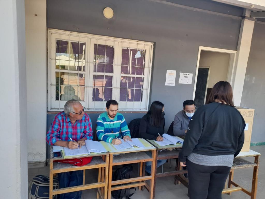 Cuadra y Almendra aguardan resultados en el cierre de los comicios en Fontana