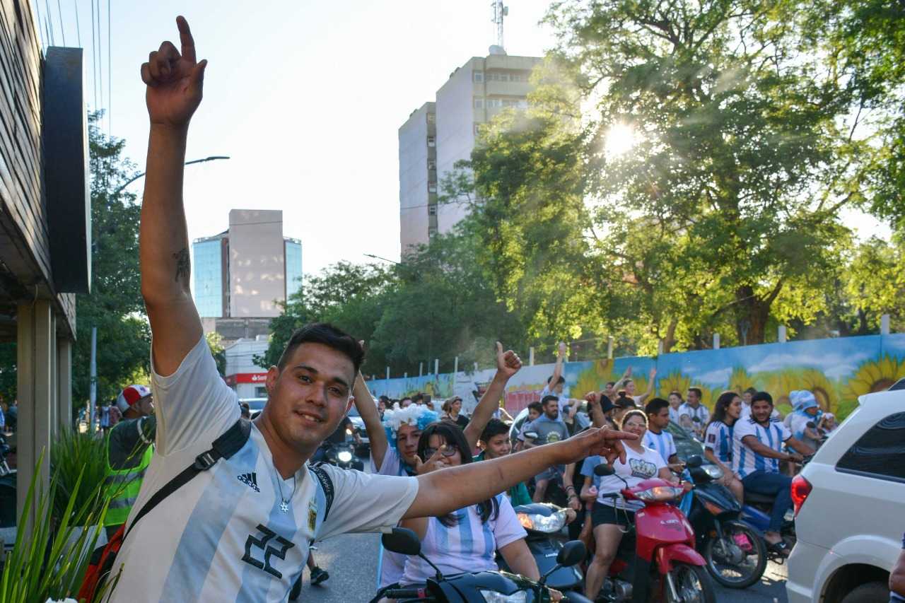 La alegría de los fanáticos de la Selección que llenaron el centro de Resistencia