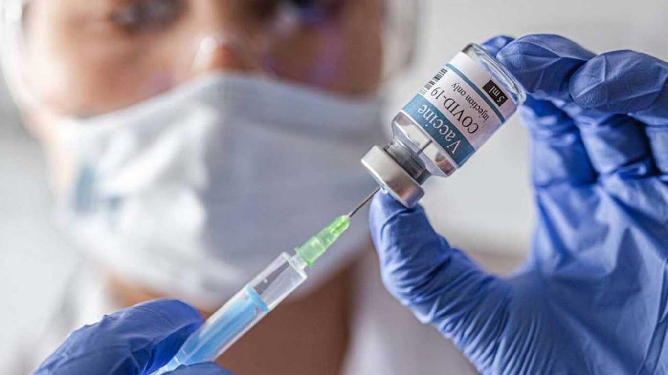 Covid: la aplicación de vacunas se triplicó en una semana frente a aumento de casos