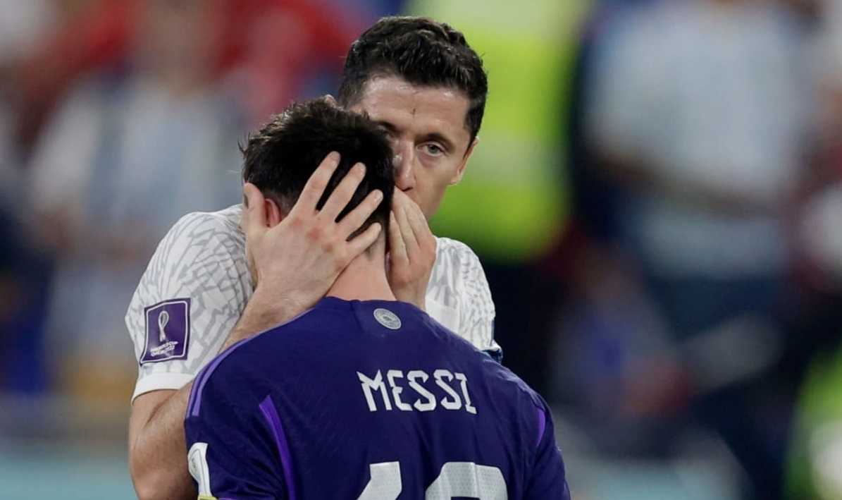 «Le dije a Messi que estaba jugando más defensivo que de costumbre», contó Lewandoswski