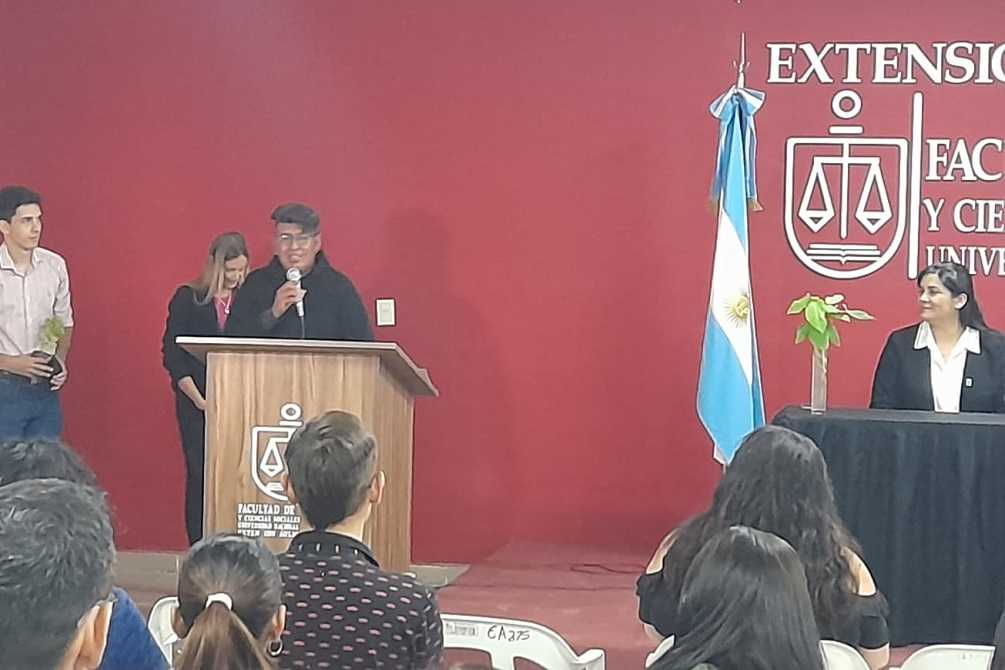 Es estudiante de Abogacía y busca reflotar el Violín Qom como baluarte de su cultura indígena
