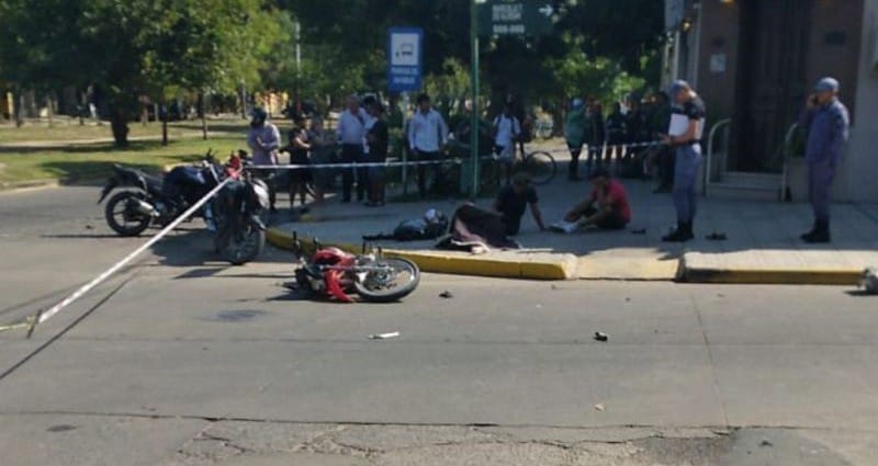 Accidente fatal en Avalos y Marcelo T. de Alvear tras el choque de una camioneta y una moto