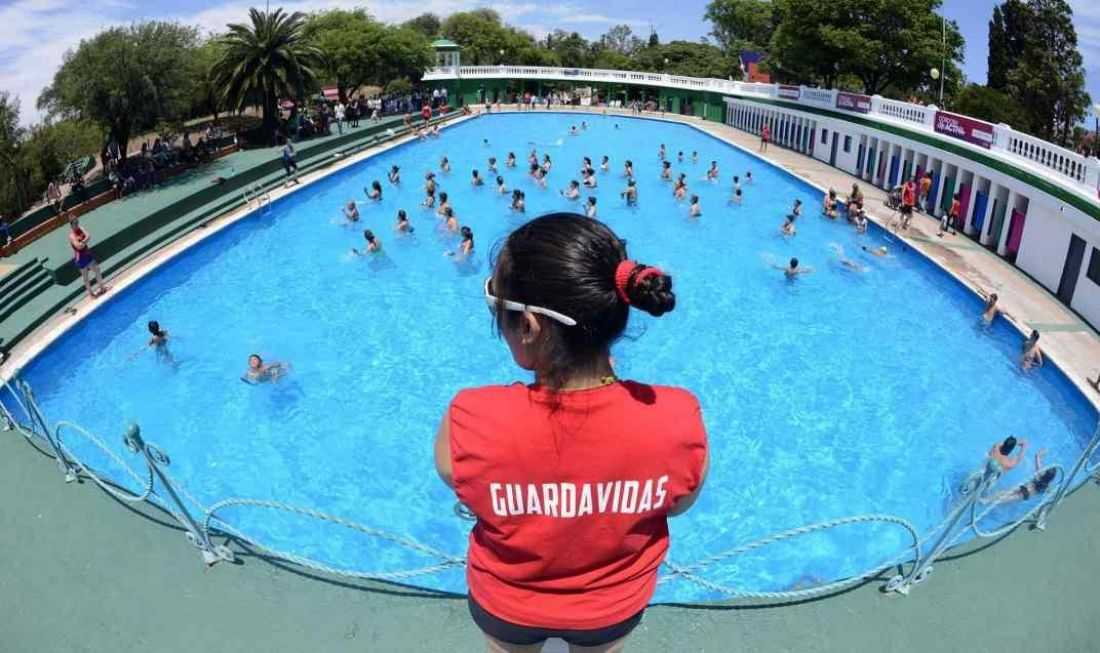 Impulsan la profesionalización de salvavidas para la seguridad en las piletas públicas