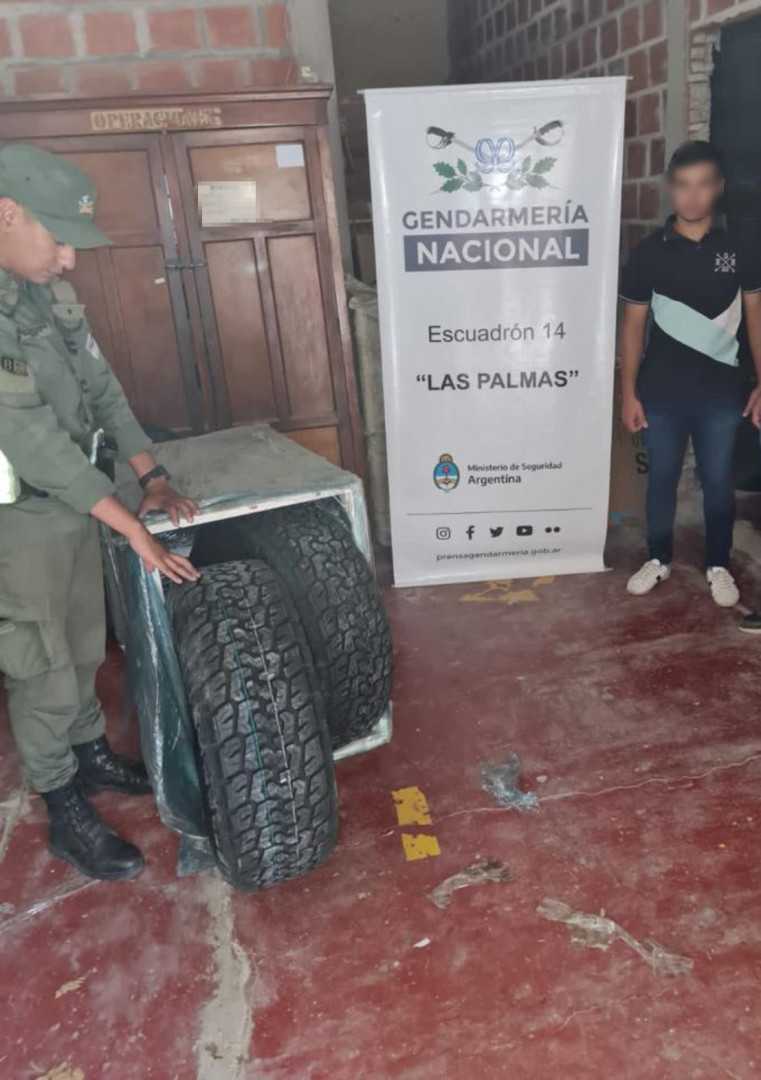 Incautaron cubiertas y mercadería que era trasladada ilegalmente