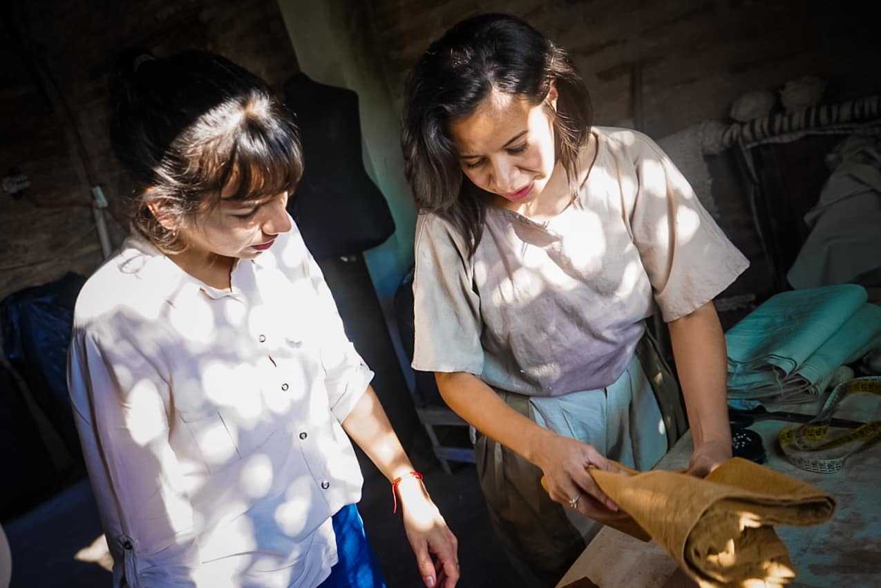 El emprendimiento textil que revaloriza saberes ancestrales y usa tintes libres de químicos