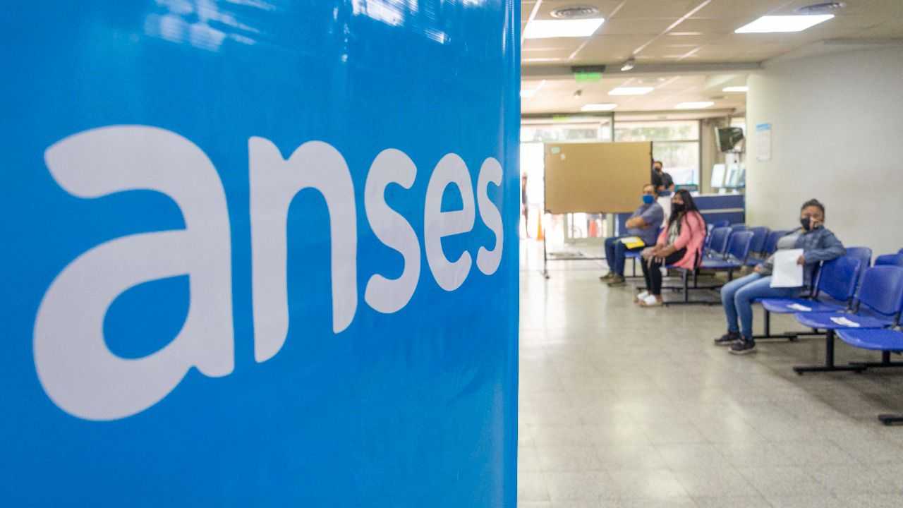 Cobran hoy las personas jubiladas con ingresos hasta $58.665 y DNI terminado en 1