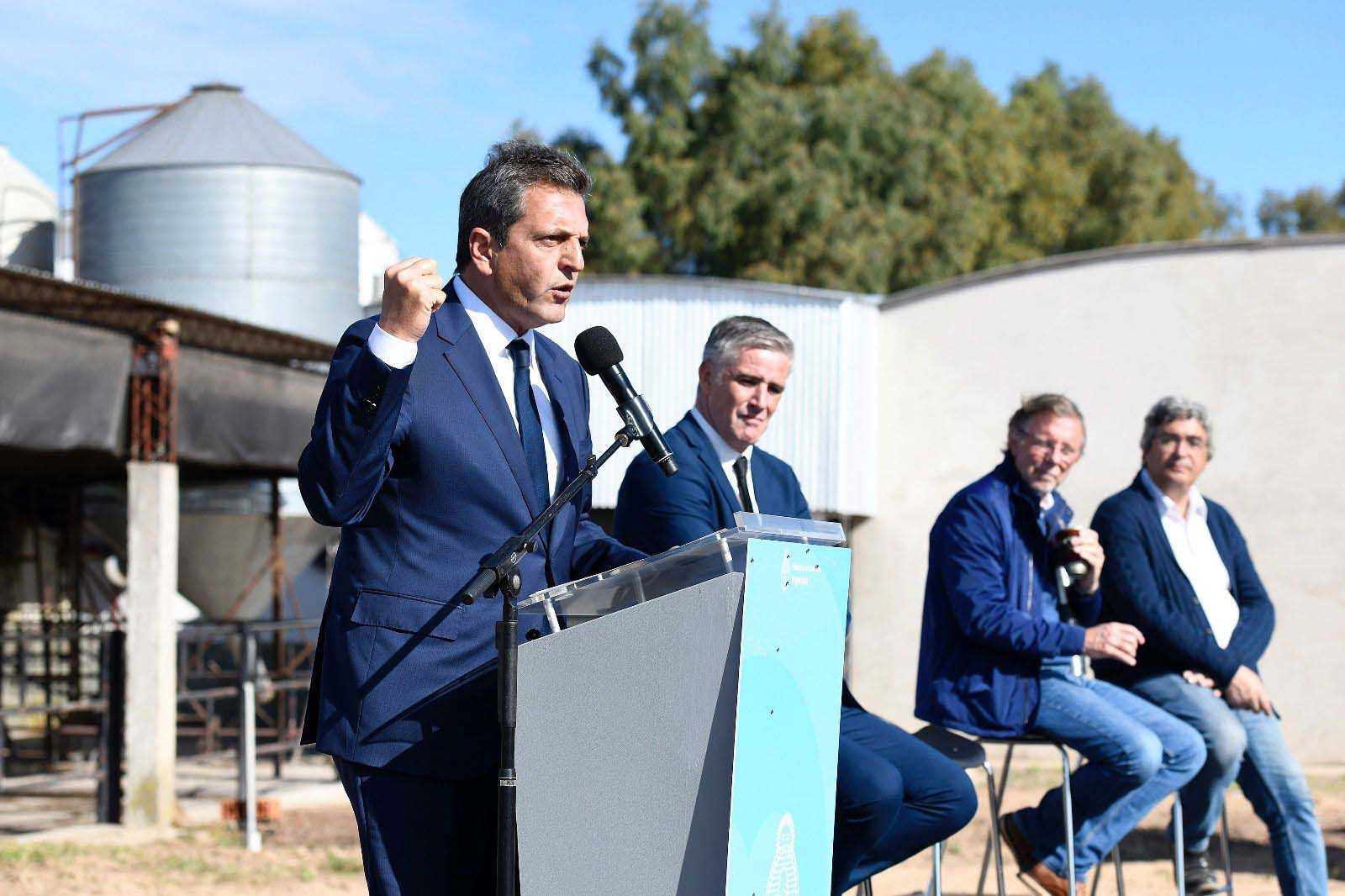 Massa anunció medidas para el sector aviar, lechero y del trigo