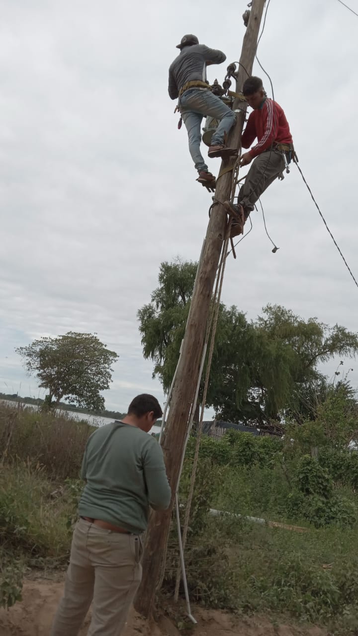 Puerto Vilelas: El Municipio realizó trabajos de mantenimiento de redes y electrificación rural en parajes y zonas aledañas