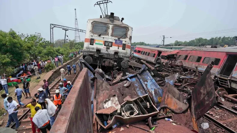 Tragedia en India por un choque de tres trenes: casi 300 muertos y más de 850 heridos