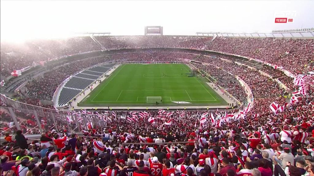 Falleció un hincha en el Monumental y se suspendió el partido de River -Defensa