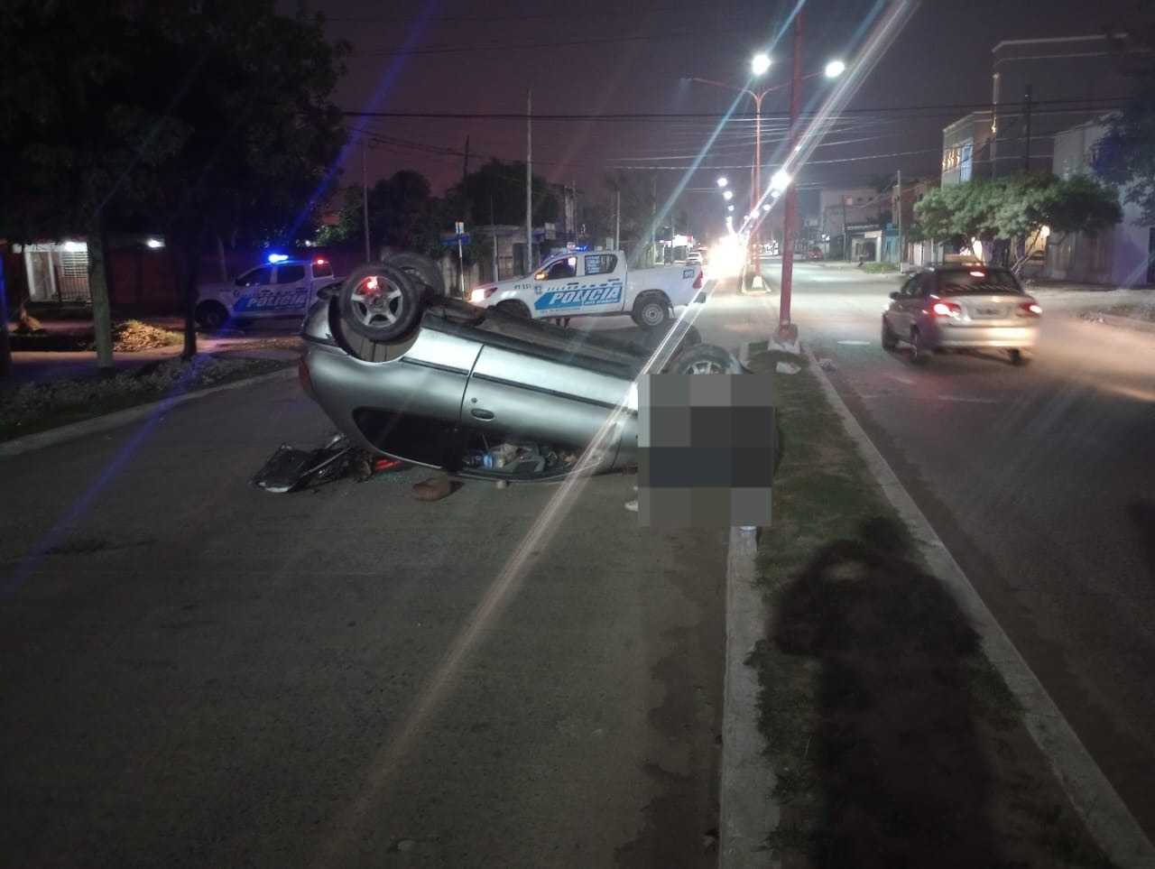 Un auto volcó en avenida Urquiza, sin heridos