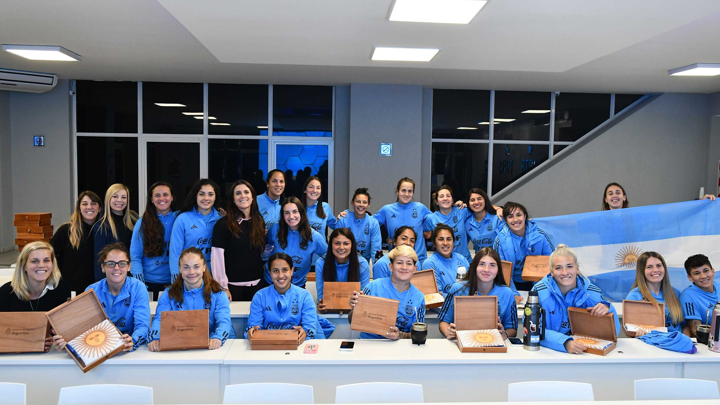 Jugadoras de la Selección Femenina de fútbol recibieron banderas argentinas previo a viajar al Mundial