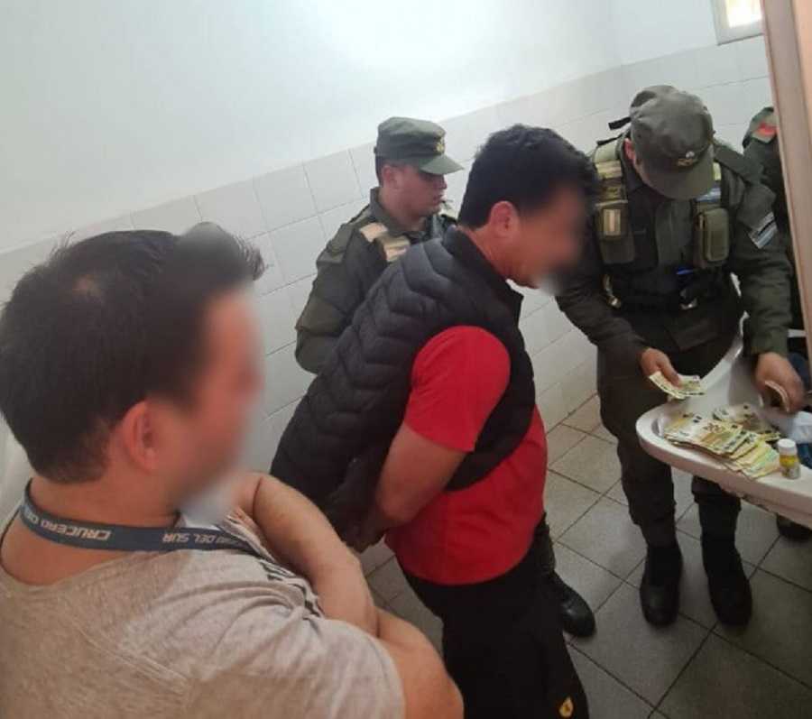 Viajaba en ómnibus con divisas ocultas en la ropa y fue demorado