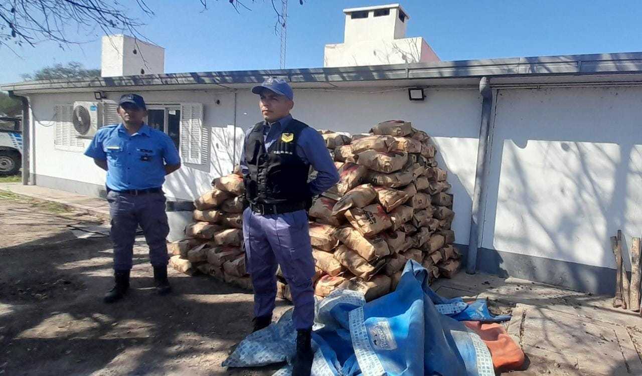 Atraparon a dos personas con más de 1500 kilos de carbón sin permisos