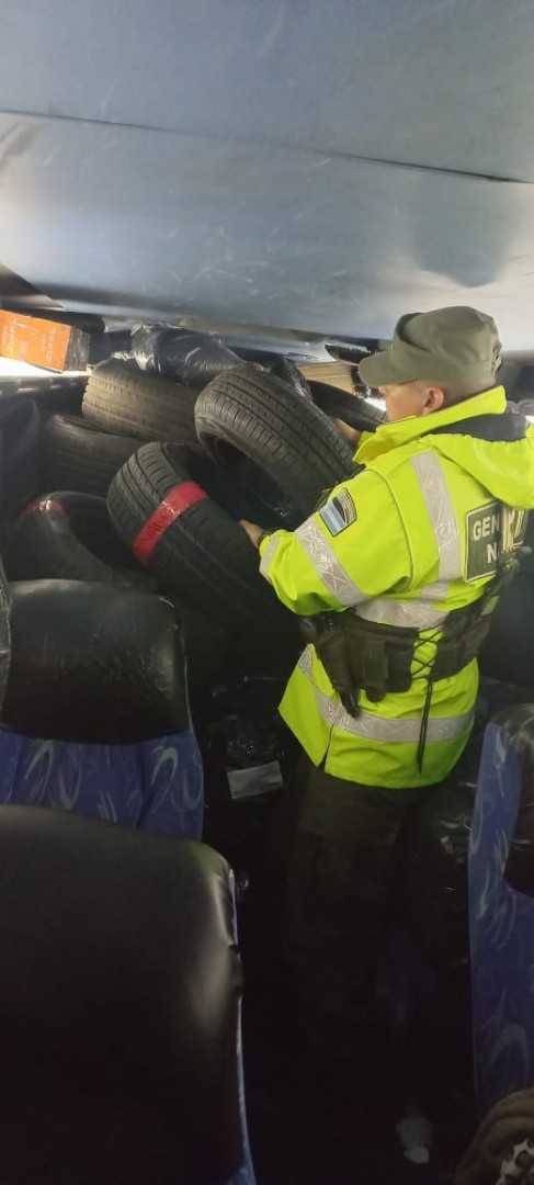 Transportaban 325 neumáticos sin aval aduanero