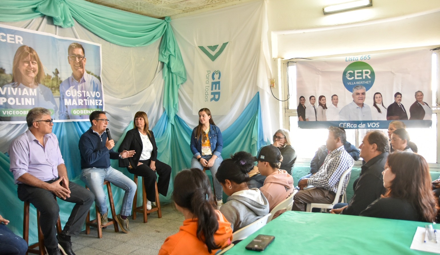 Gustavo en Villa Berthet: “tenemos la voluntad de terminar con los privilegios, quitar a los intermediarios y poner en el centro de la escena la alimentación, la salud, la seguridad y la educación”