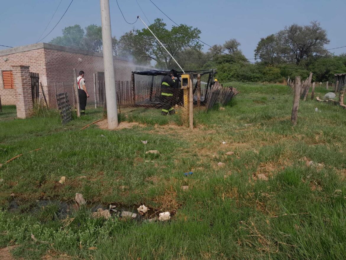 Una mujer demorada por iniciar un incendio en una vivienda