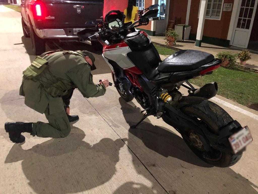 Trasladaba una moto de alta gama sin documentación en la caja de su camioneta