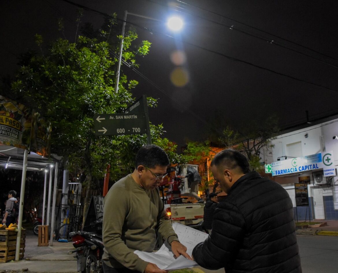 El centro de Resistencia continúa recuperando su iluminación gracias al programa municipal “Luces de mi Ciudad”