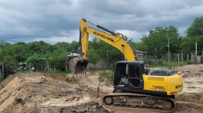 Puerto Vilelas: El Municipio ejecuta tareas de mantenimiento en el sistema de defensa en el Paraje Tacuarí