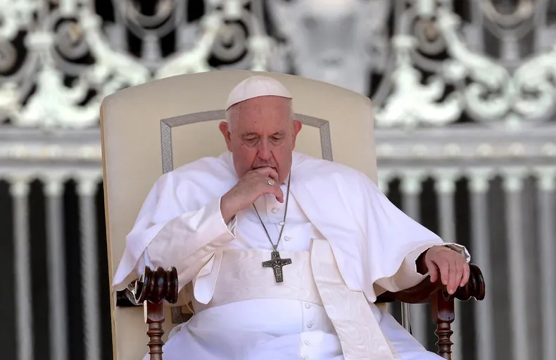 El Papa Francisco reveló que padece una enfermedad en los pulmones