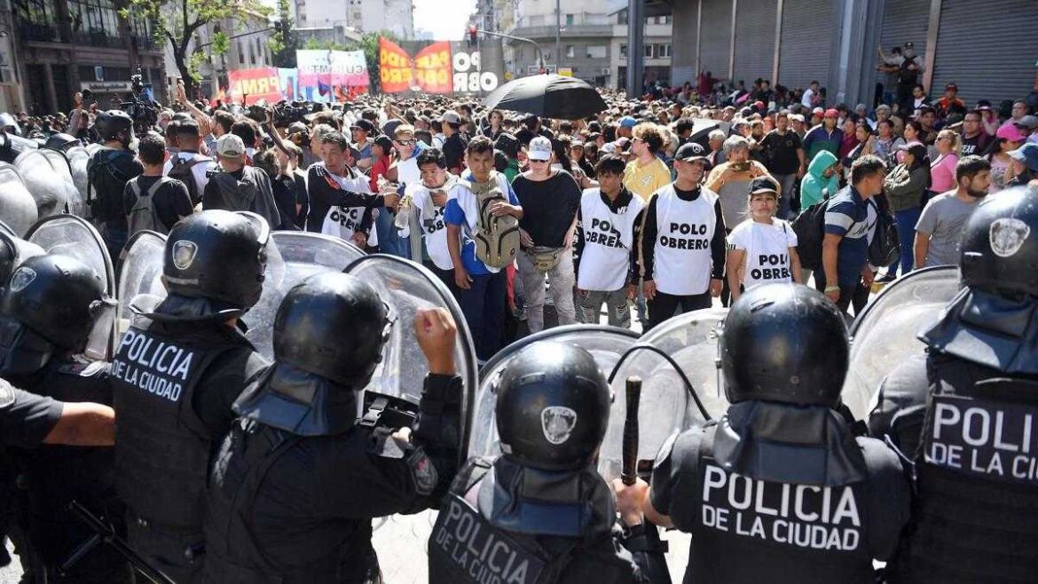 Organizaciones sociales marcharon “contra el hambre, la represión y en defensa de los derechos”