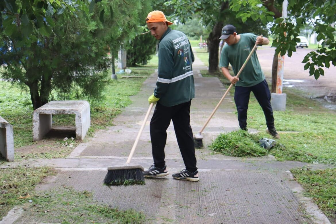 Limpieza integral y despeje de residuos ejecutó la Municipalidad en avenidas, plazoletas y barrios
